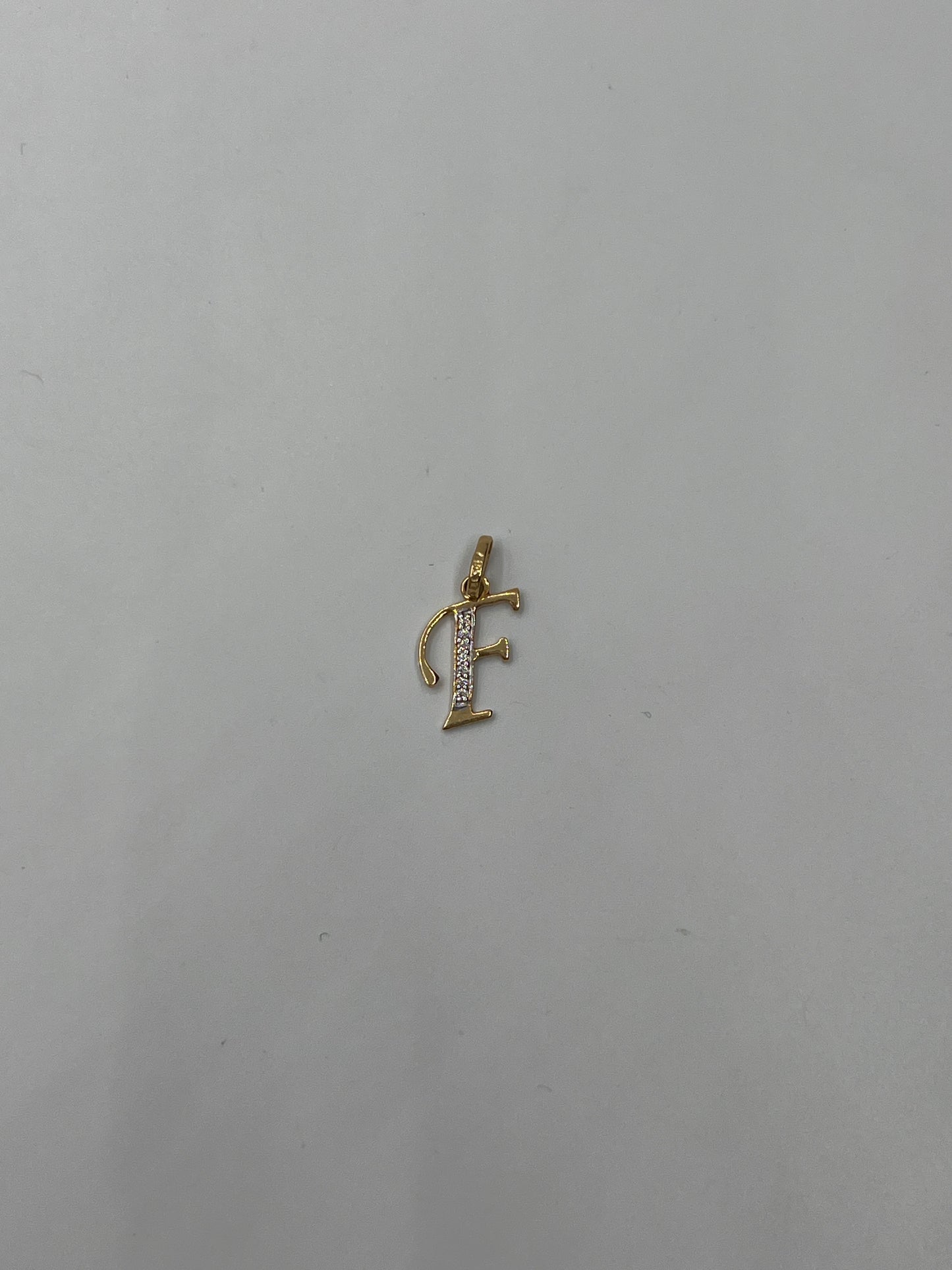Dije Letra F Circon Blanco Oro amarillo 18k 0,69 Gr / 9,70 mm / 1,55 Cm