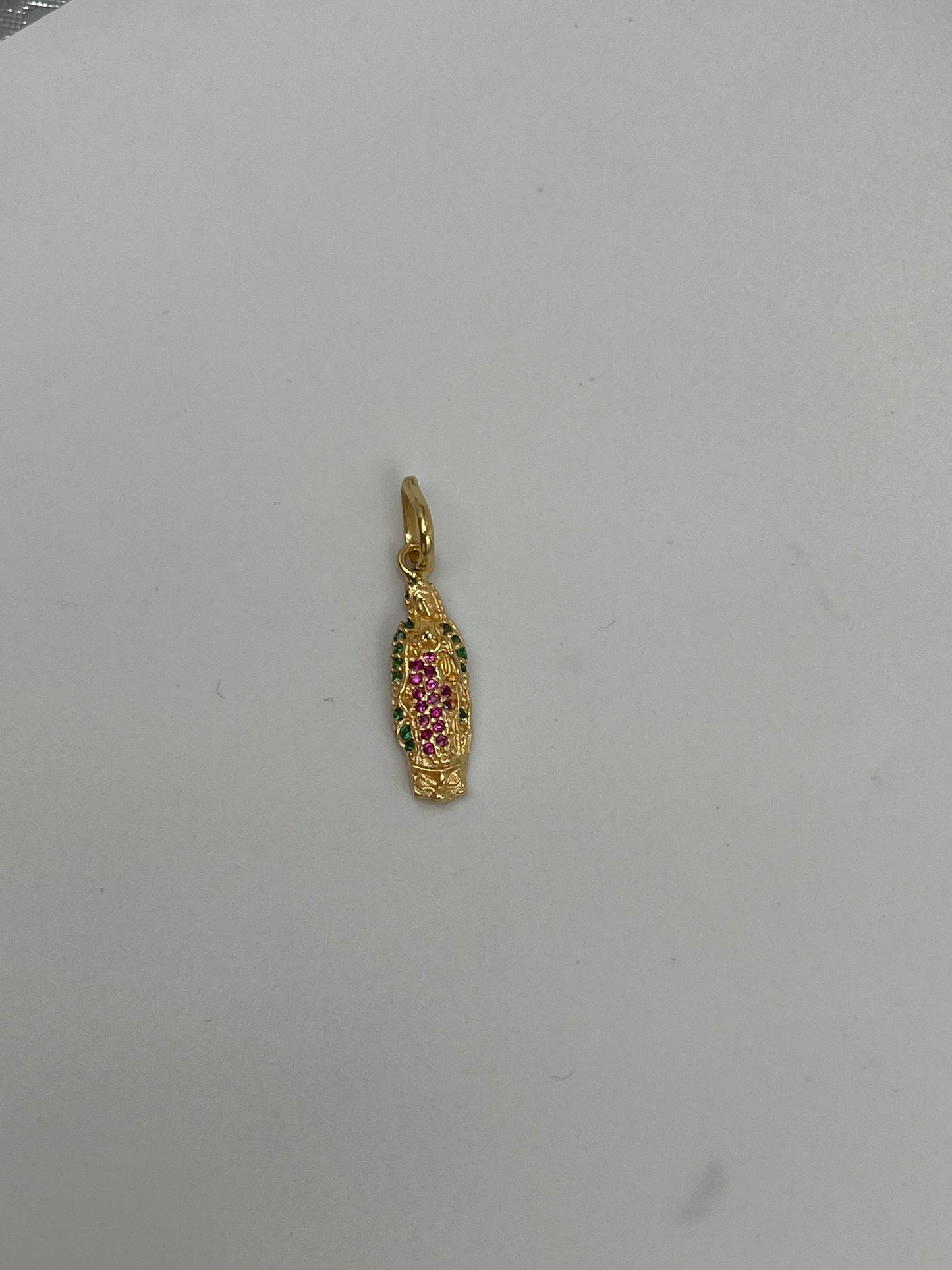 Dije Virgen Guadalupe circon verde y rojo Oro amarillo 18k 1,96 Gr / 7 mm / 2,4 Cm
