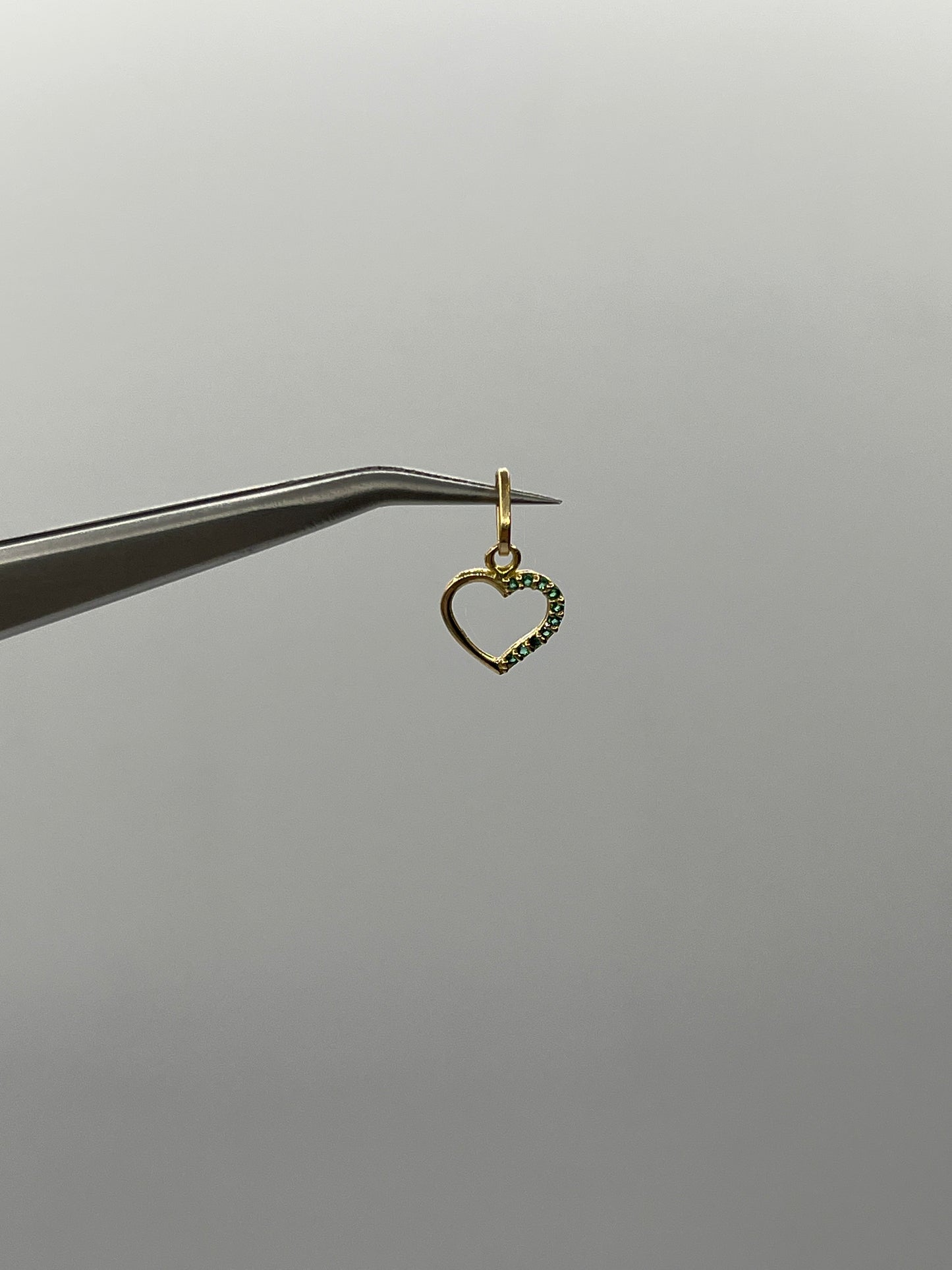 Dije corazon circon verde Oro amarillo 18k 0,38 Gr / 8,38 mm / 1 Cm