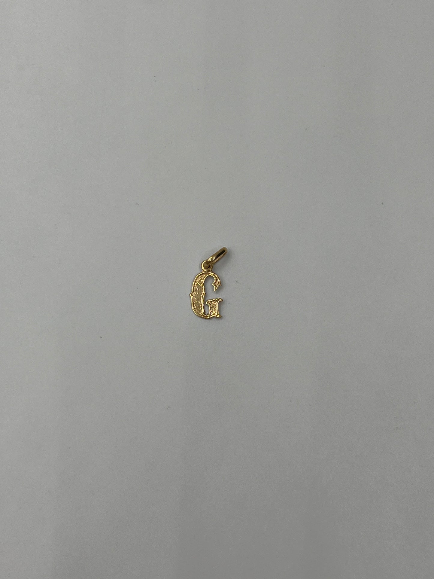 Dije Letra G Oro amarillo 18k 0,45 Gr / 6,85 mm / 1,2 Cm