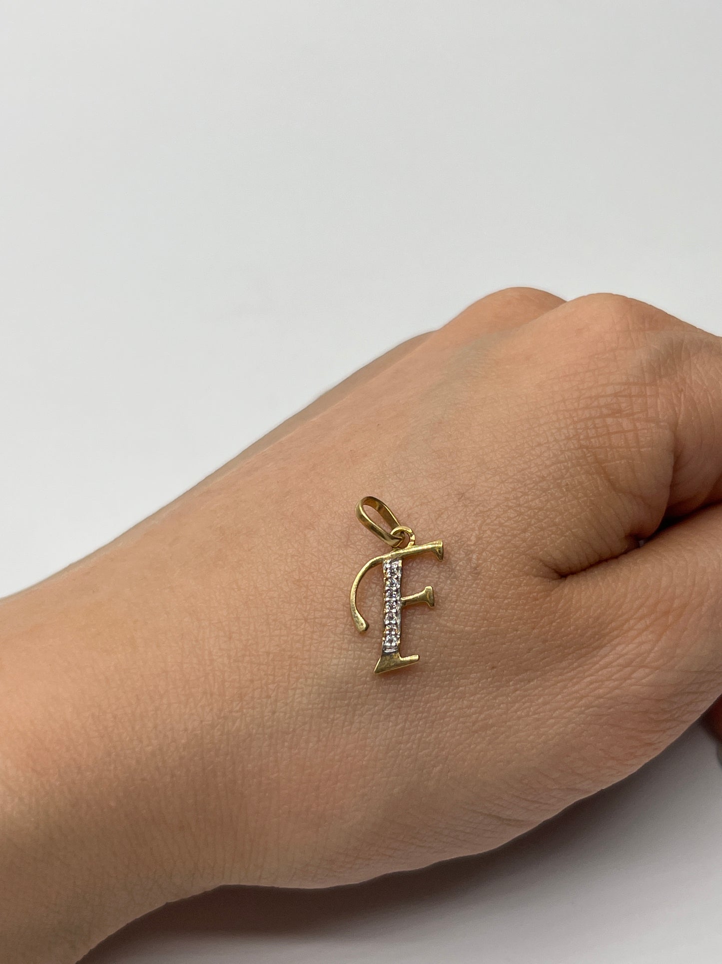 Dije Letra F Circon Blanco Oro amarillo 18k 0,69 Gr / 9,70 mm / 1,55 Cm