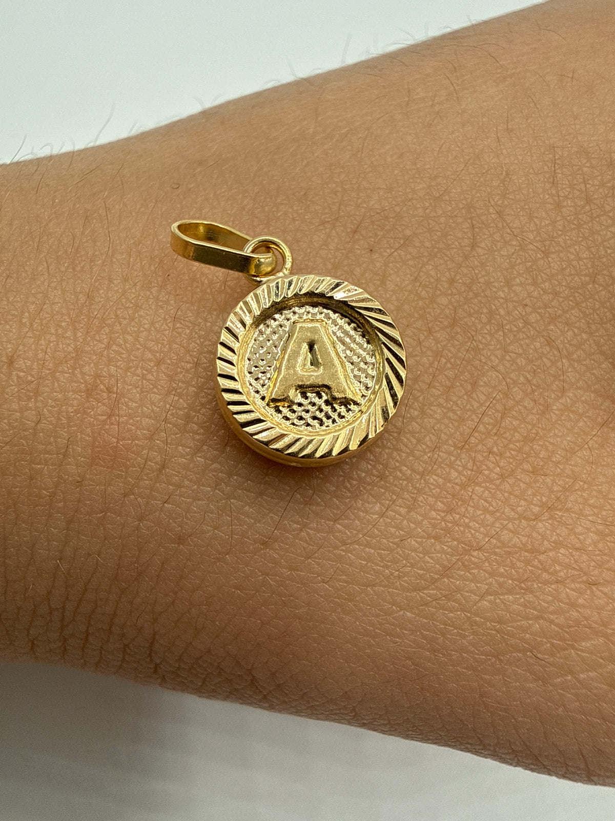 Dije Letra A Diamantada Oro amarillo 18k 0,71 Gr / 10 mm / 1 Cm