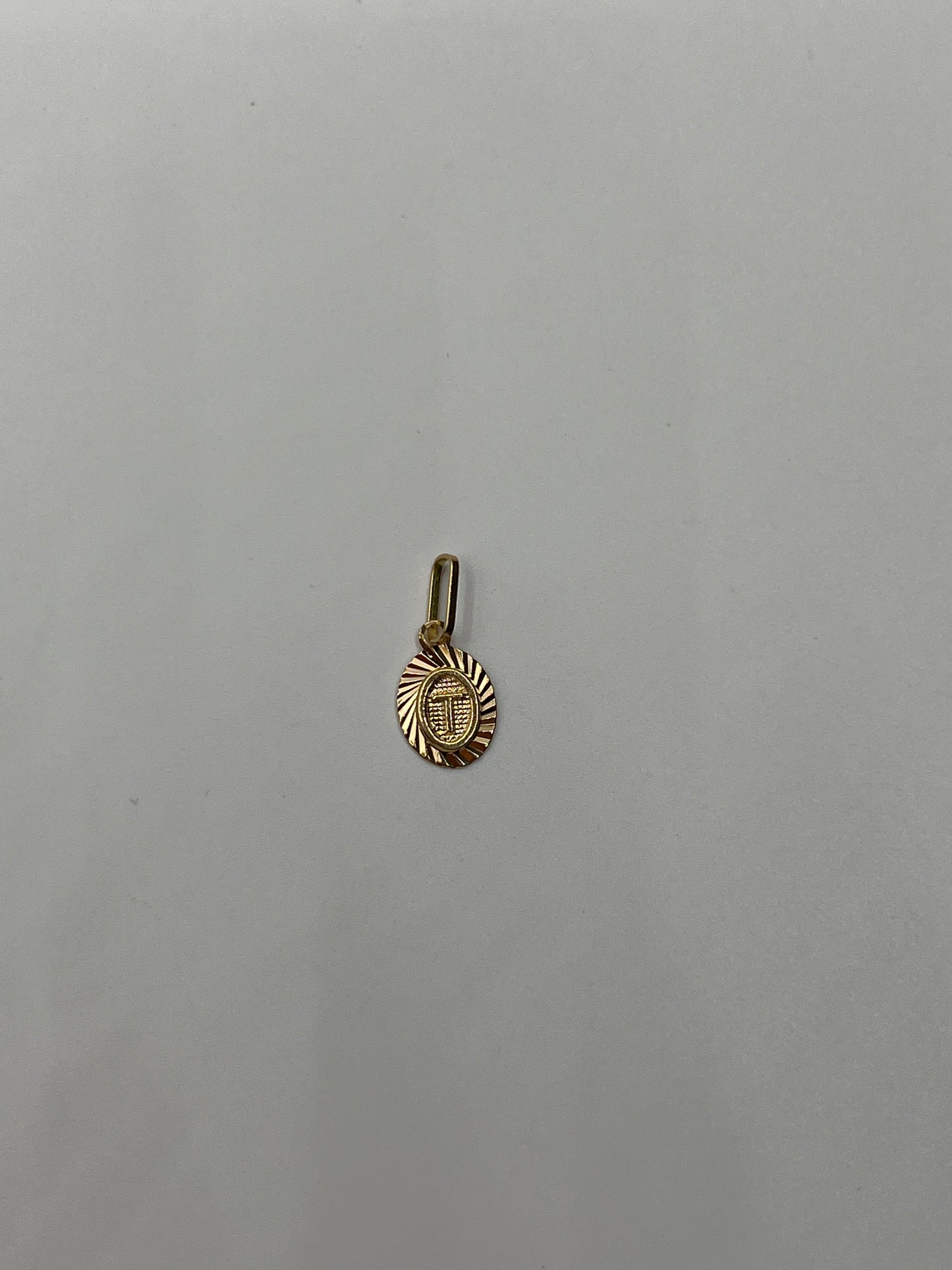 Dije Letra T Oro amarillo 18k 0,45 Gr / 7,5 mm / 1 Cm