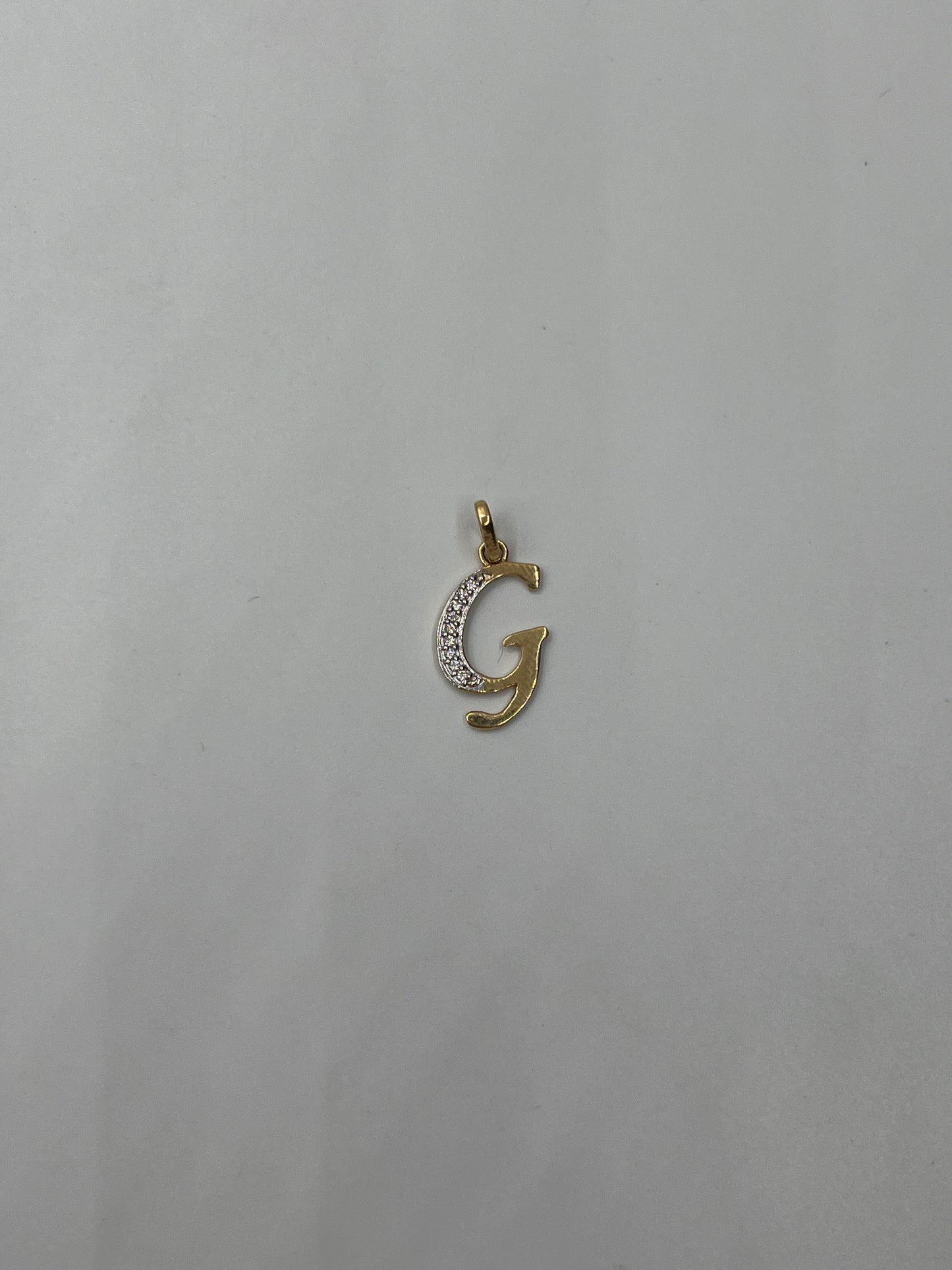 Dije Letra G Circon Blanco Oro amarillo 18k 0,92 Gr / 10,30 mm / 1,8 Cm