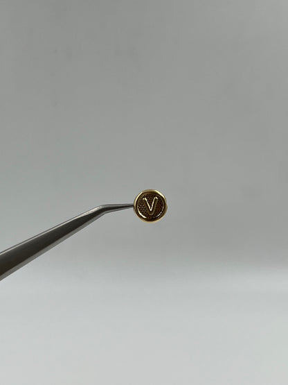 Herraje letra V Oro amarillo 18k 0,39 Gr / 1 Cm