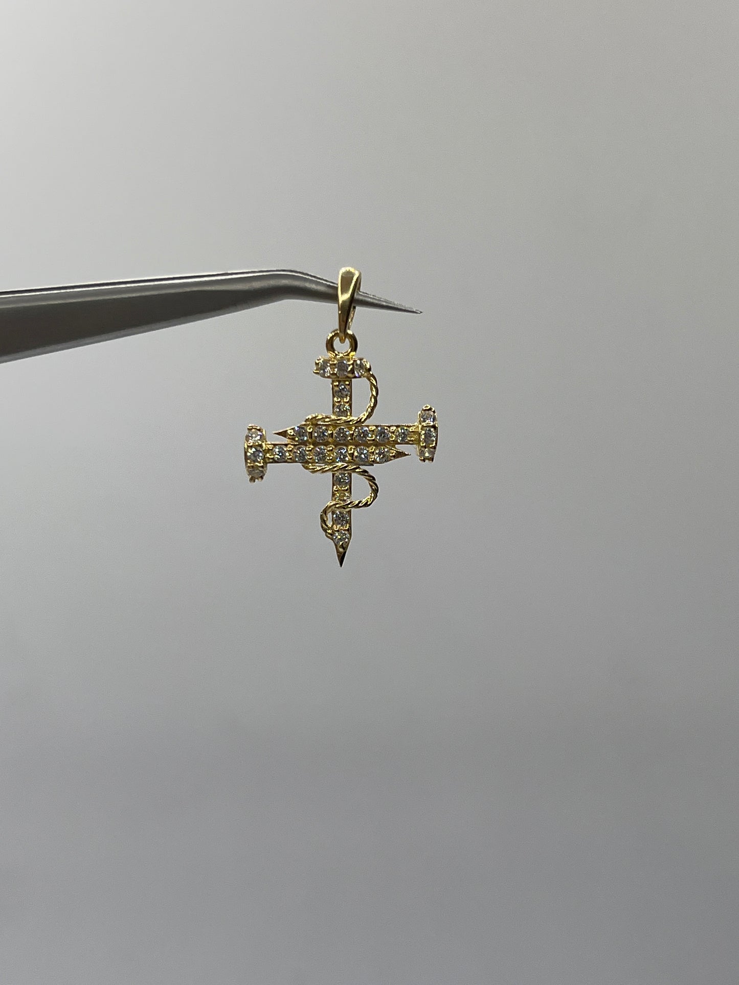 Dije cruz clavo circon blanco Oro amarillo 18k 2,28 Gr / 18,65 mm / 2,30 Cm