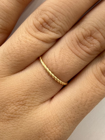 Anillo Lazo Oro amarillo 18k / Talla 6 1/4 / 0,78 Gr / 1,25 mm