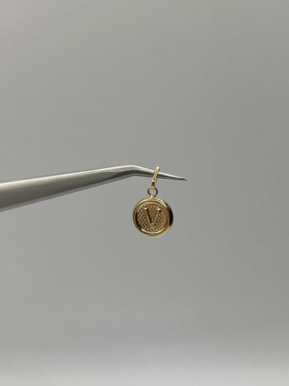 Dije Letra V Oro amarillo 18k 0,51 Gr / 10 mm / 1 Cm