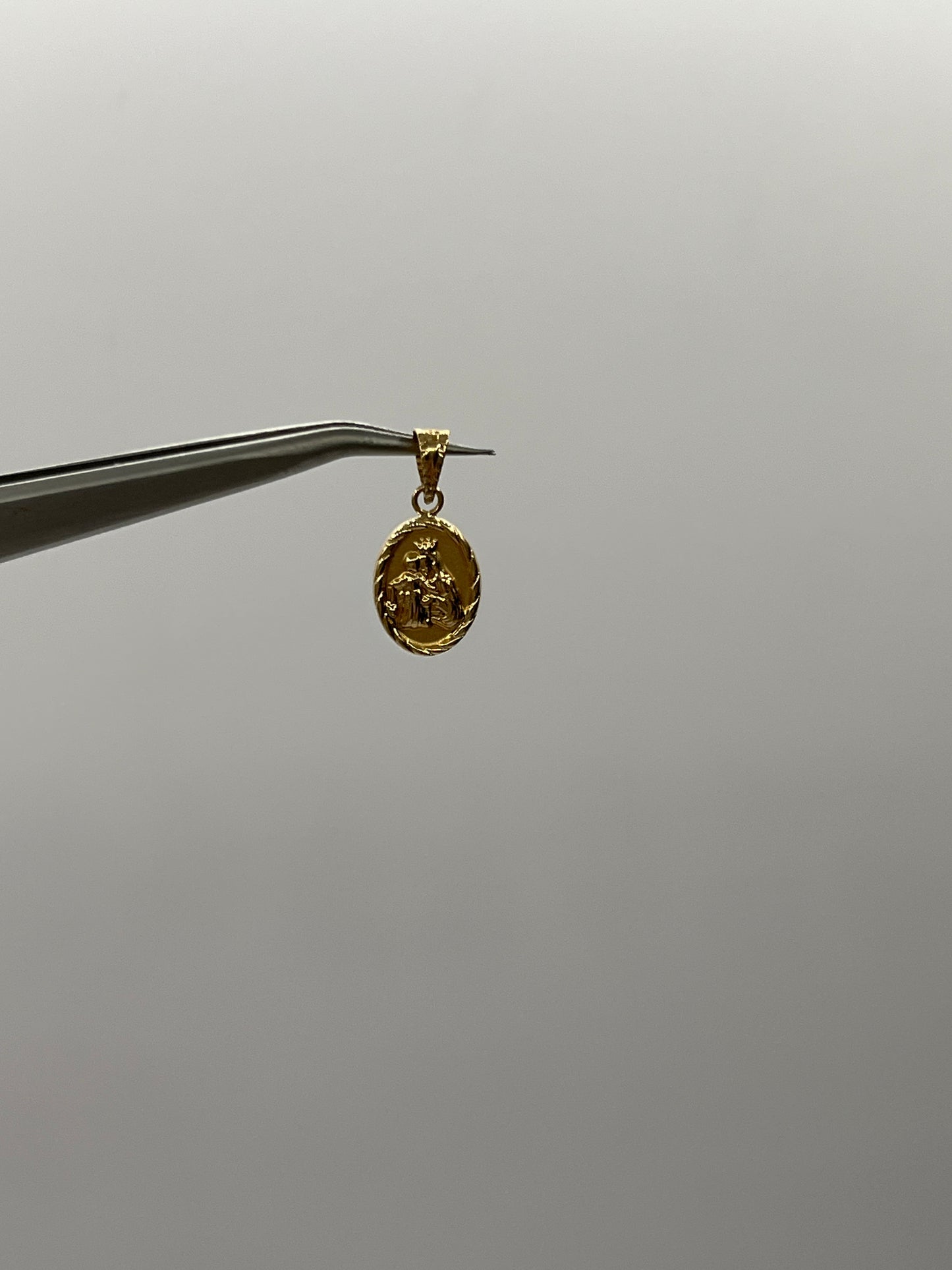 Dije Maria Auxiliadora Oro amarillo 18k 0,62 Gr / 9,3 mm / 1,2 Cm