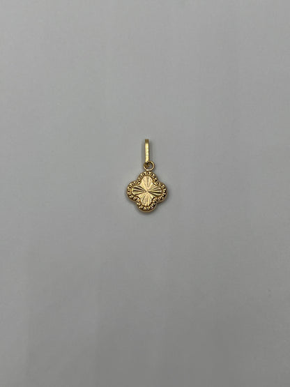 Dije Trebol Oro amarillo 18k 0,47 Gr / 10 mm / 1 Cm