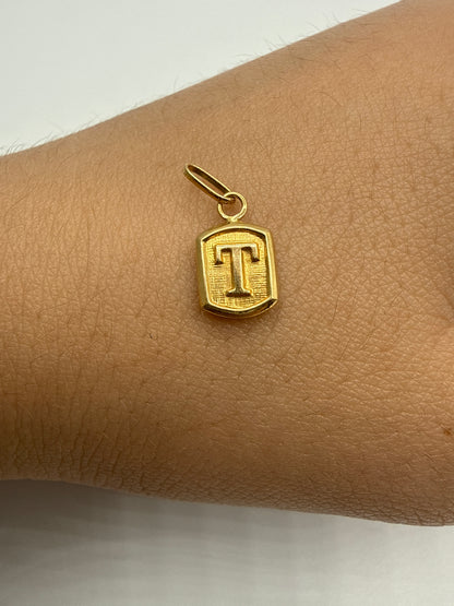 Dije Letra T Oro amarillo 18k 0,34 Gr / 6,80 mm / 0,7 Cm