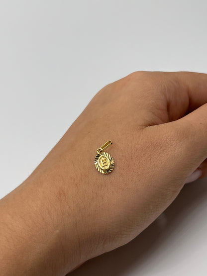 Dije Letra E Oro amarillo 18k 0,45 Gr / 7,5 mm / 0,9 Cm