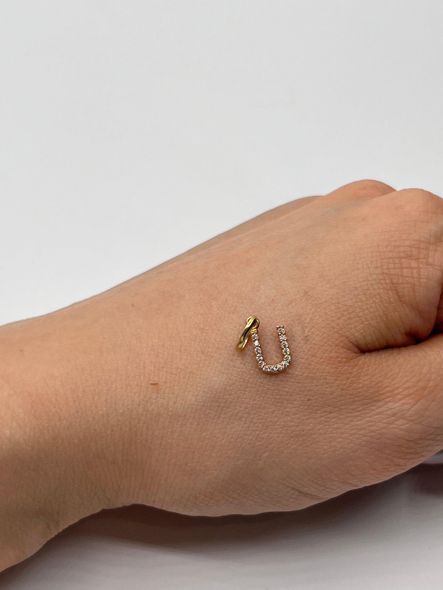 Dije Letra U Oro amarillo 18k 0,48 Gr / 6,10 mm / 1,05 Cm