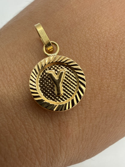 Dije Letra Y Diamantada Oro amarillo 18k 0,71 Gr / 10 mm / 1 Cm