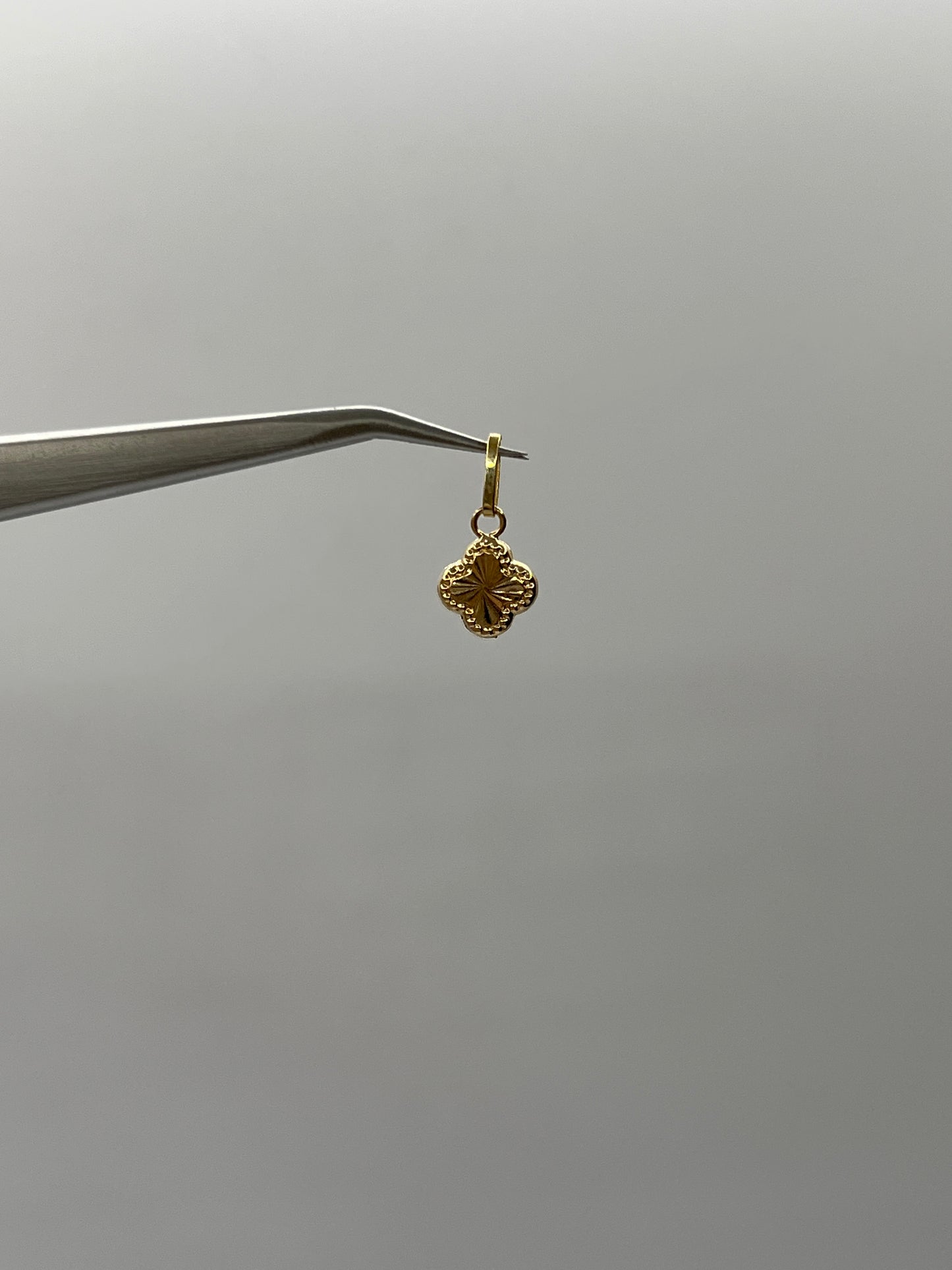 Dije Trebol Oro amarillo 18k 0,35 Gr / 8 mm / 0,8 Cm