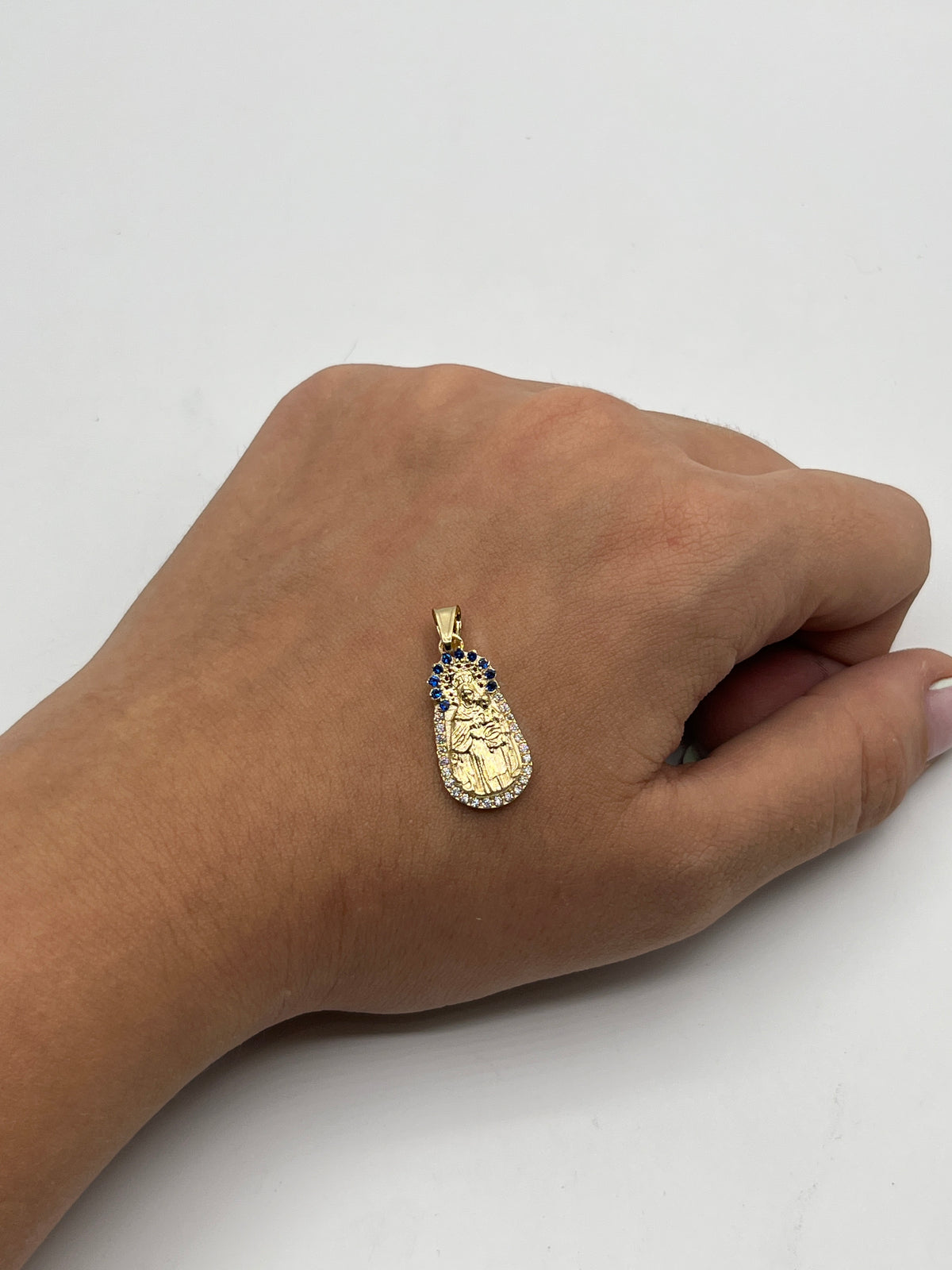 Dije Virgen Del Carmen Circon Blanco y Azul  Oro amarillo 18k +2 / 1,89 Gr / 11,4 mm / 2,2 Cm
