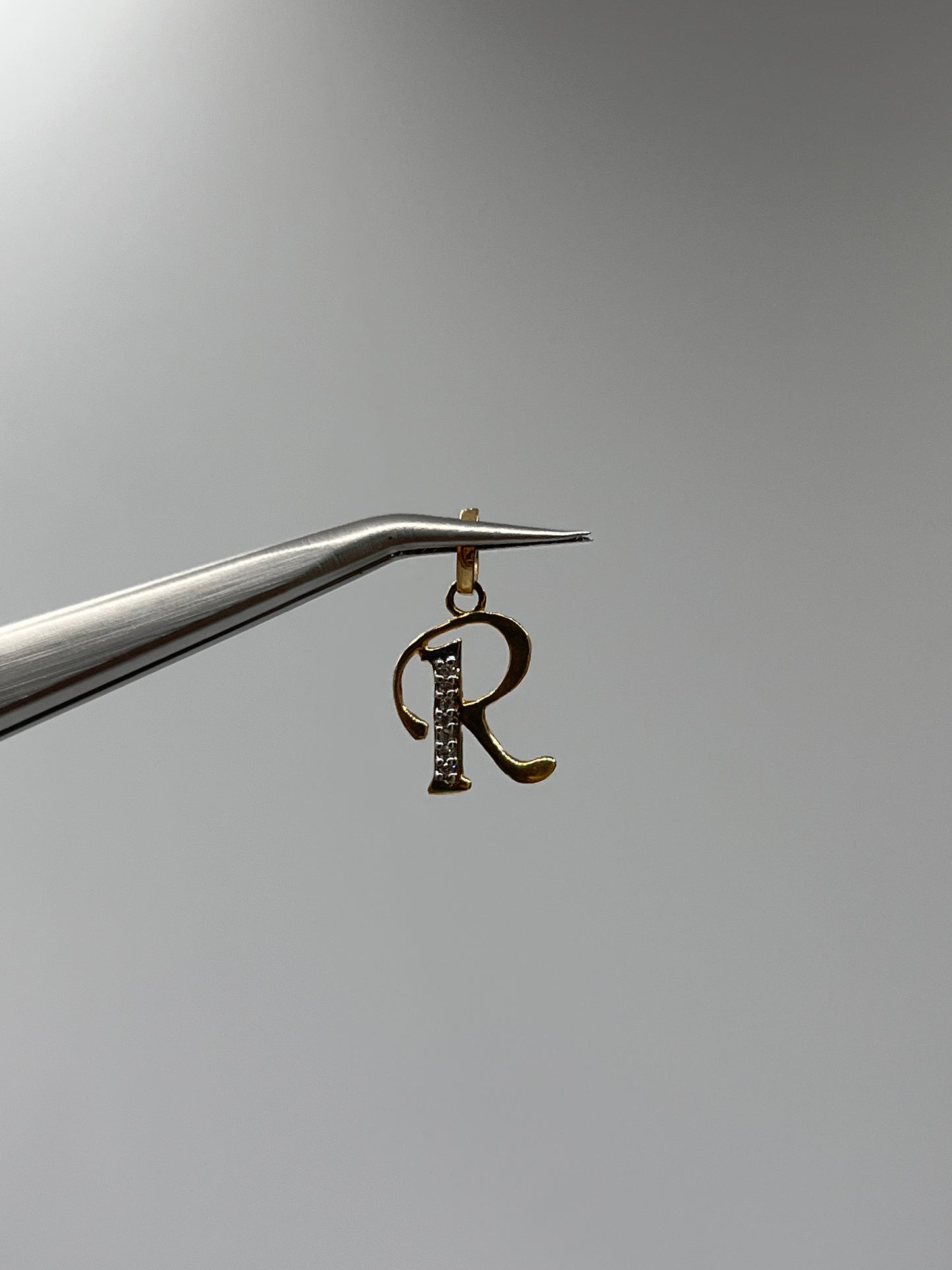 Dije Letra R Circon Blanco Oro amarillo 18k 0,66 Gr / 9,4 mm / 1,1 Cm