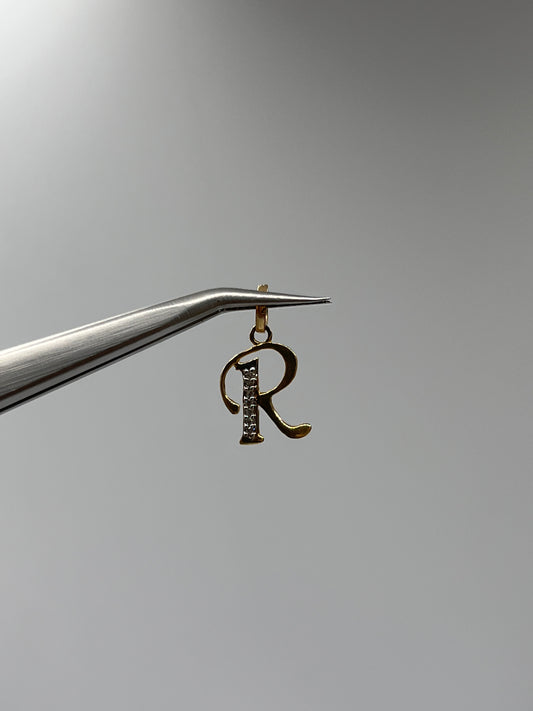 Dije Letra R Circon Blanco Oro amarillo 18k 0,66 Gr / 9,4 mm / 1,1 Cm