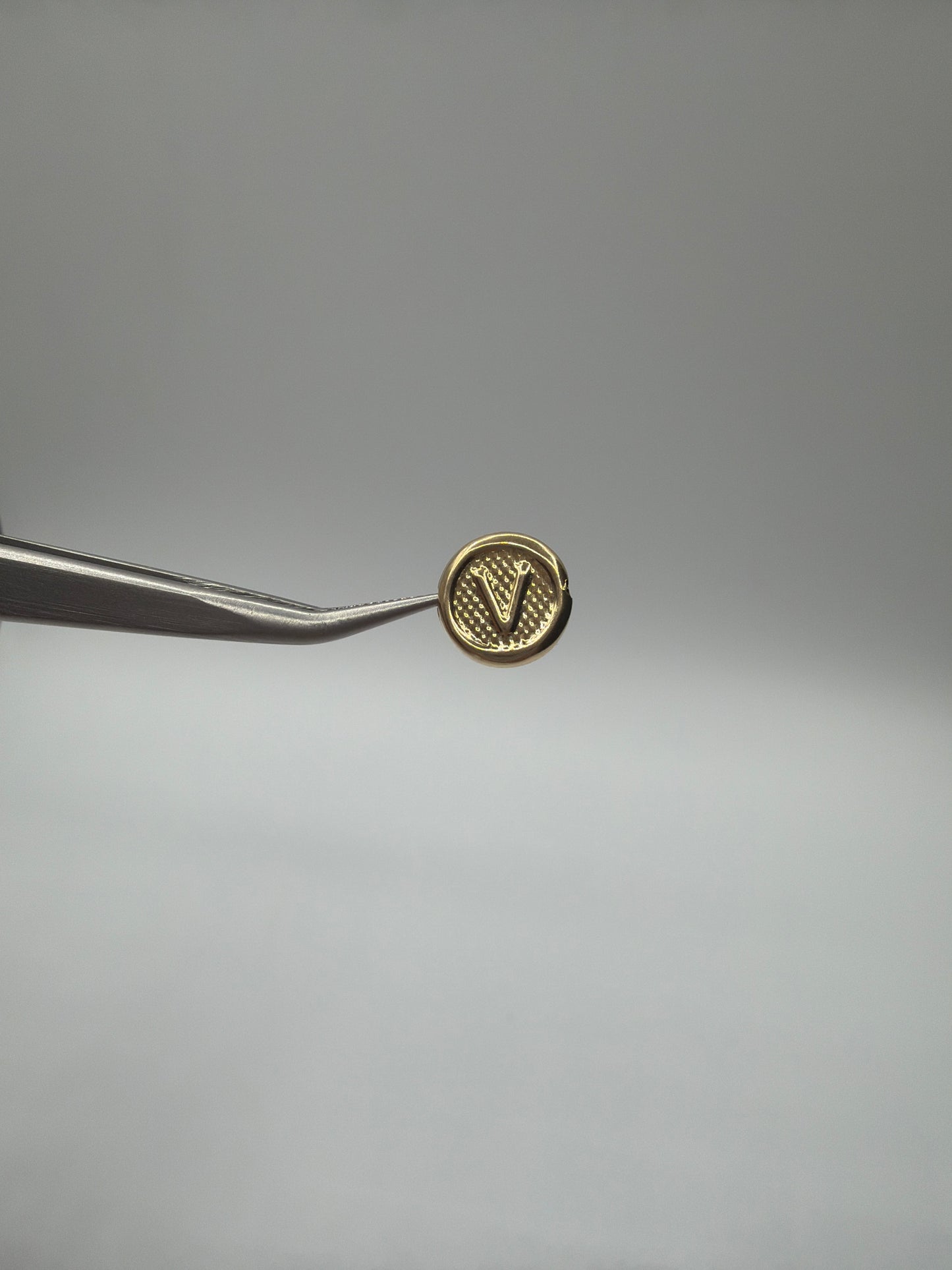 Herraje Letra V Oro amarillo 18k 0,39 Gr / 1 Cm