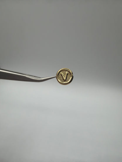 Herraje Letra V Oro amarillo 18k 0,39 Gr / 1 Cm