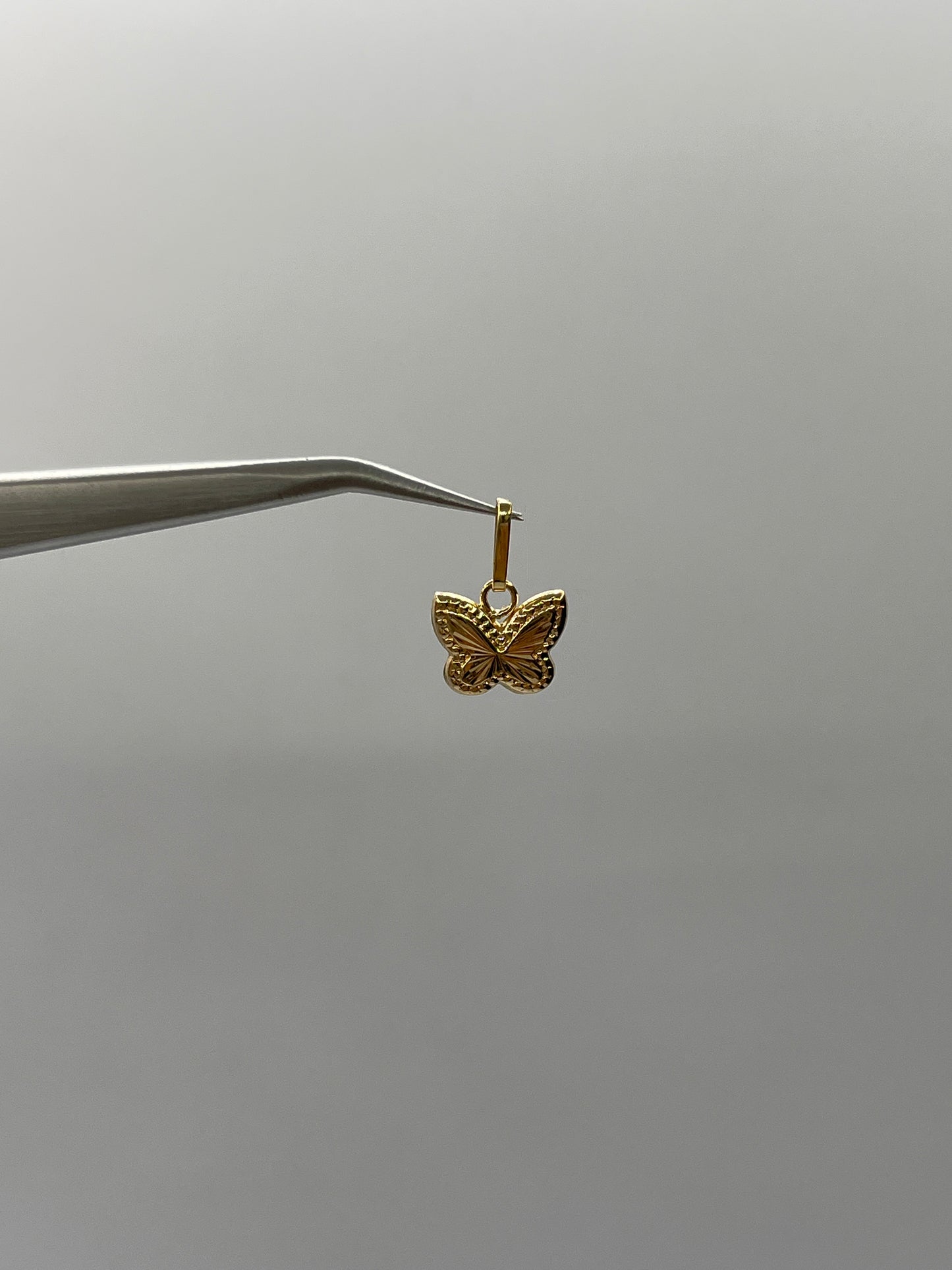Dije Mariposa Diamantada Oro amarillo 18k 0,46 Gr / 10 mm / 0,9 Cm