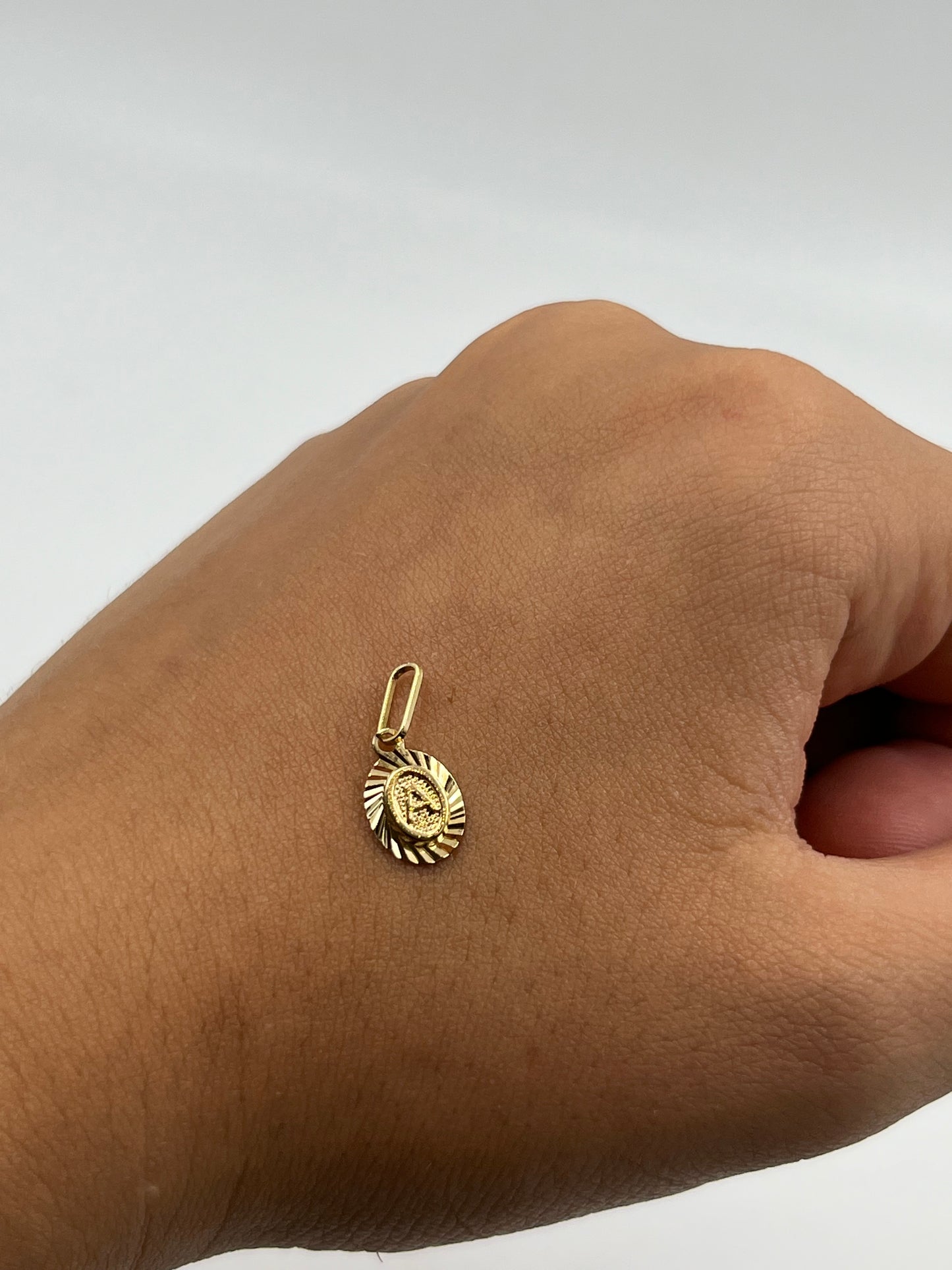 Dije letra A Oro amarillo 18k 0,45 Gr / 7 mm / 1,1 Cm