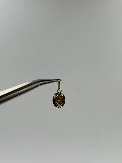 Dije letra A Oro amarillo 18k 0,45 Gr / 7 mm / 1,1 Cm