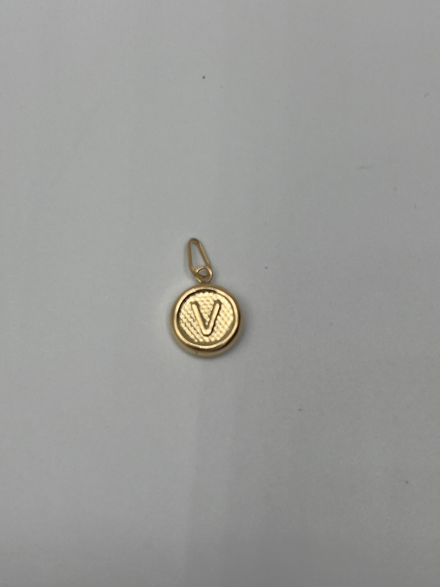 Dije Letra V Oro amarillo 18k 0,51 Gr / 10 mm / 1 Cm