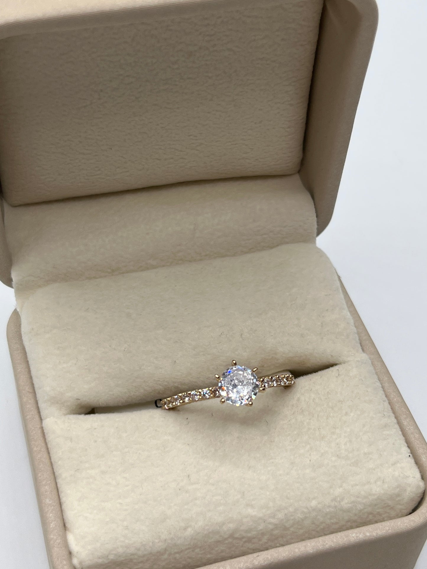 Anillo Compromiso Circon Blanco Oro amarillo 18k / Talla 7 3/4 / 1,98 Gr / 7,12 mm