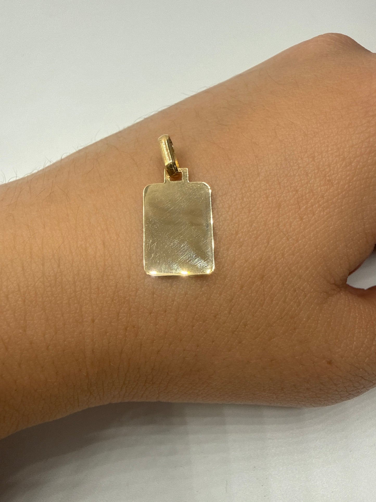 Dije Placa Lisa Oro amarillo 18k 0,55 Gr / 10,40 mm / 1,6 Cm