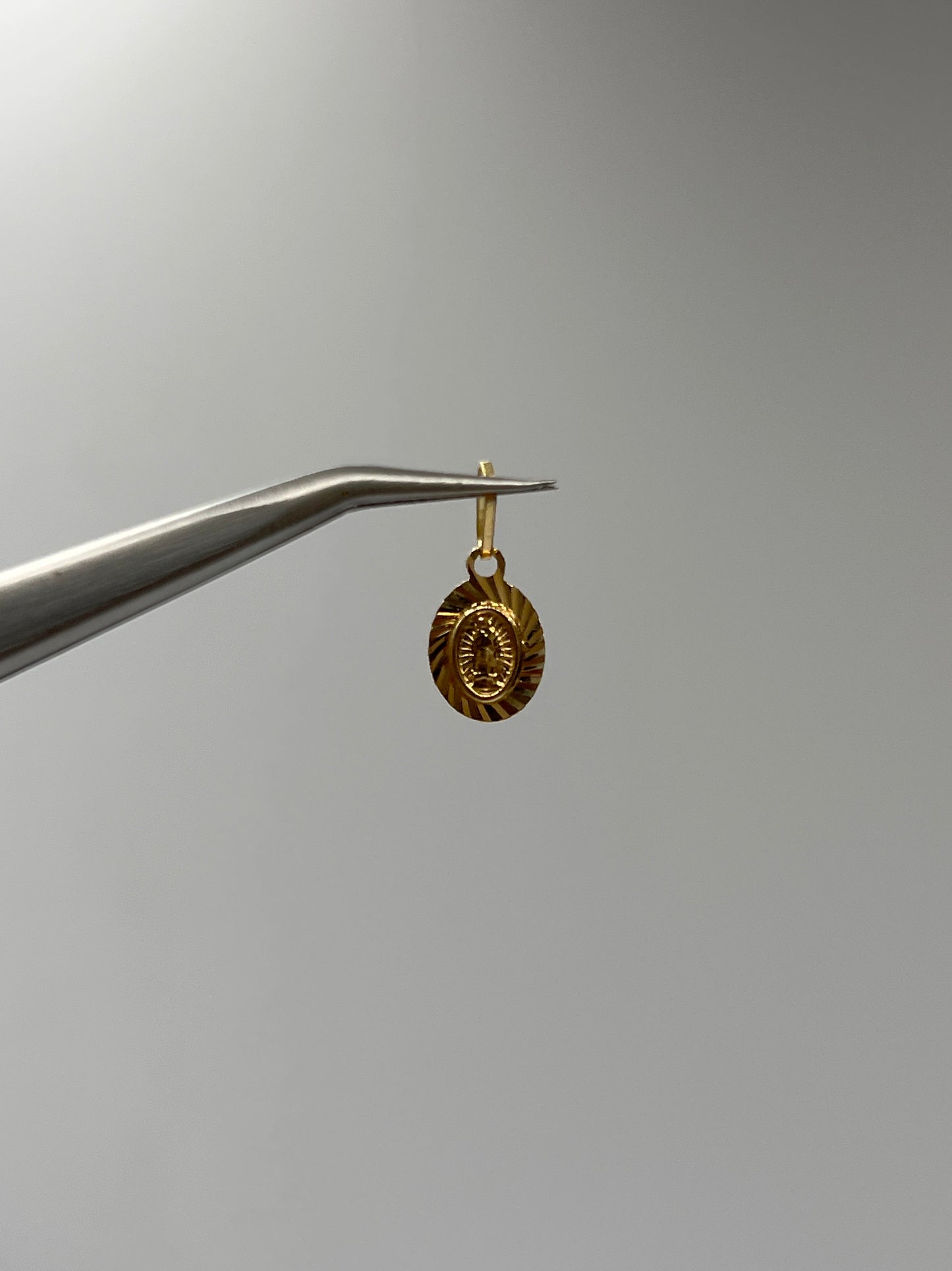 Dije Virgen Guadalupe Diamantada Oro amarillo 18k 0,45 Gr / 7,5 mm / 0,9 Cm