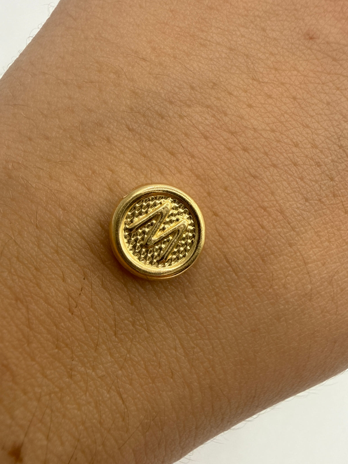 Herraje Letra M Oro amarillo 18k 0,44 Gr / 1 Cm