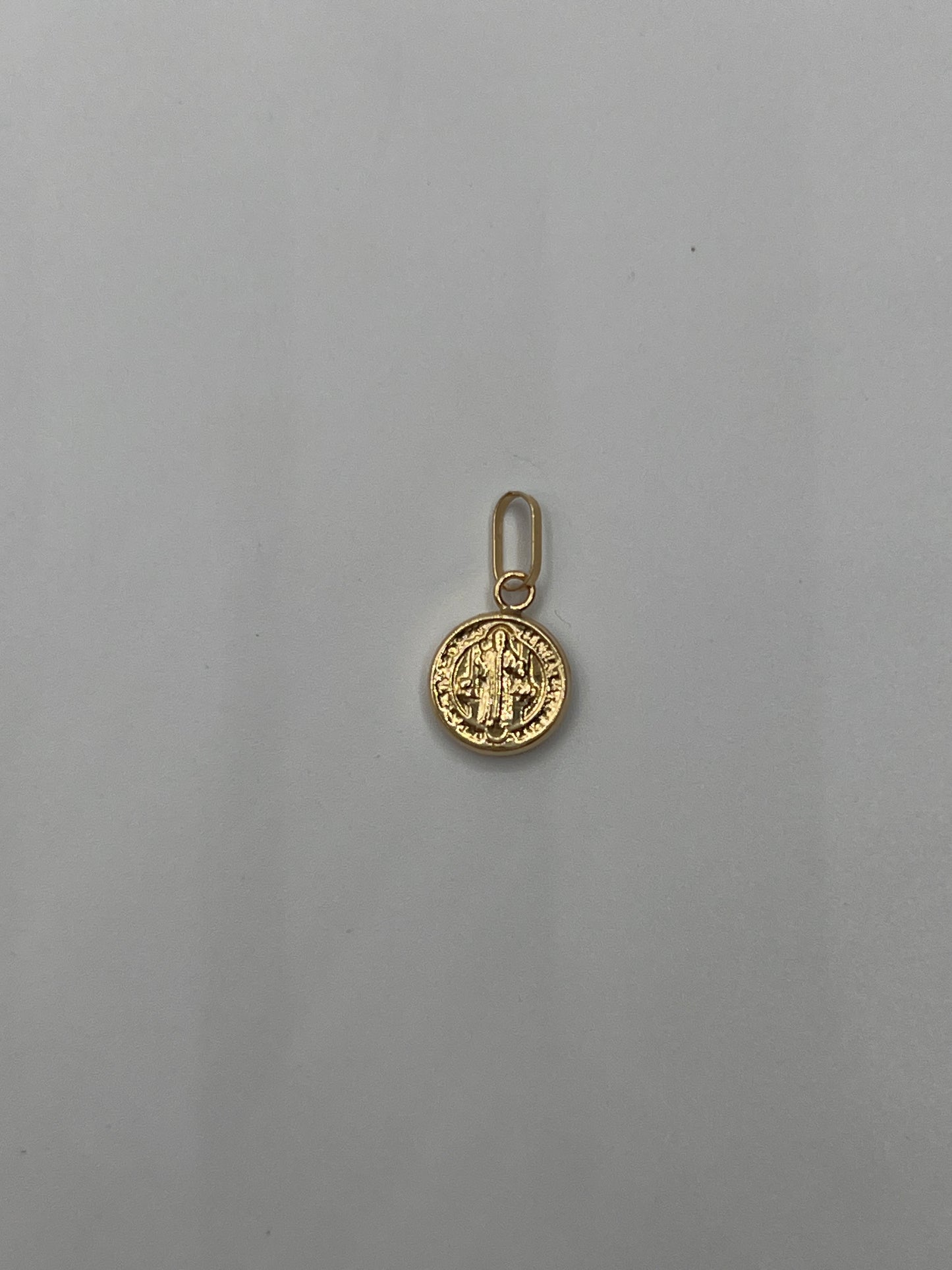 Dije San Benito Oro amarillo 18k 0,37 Gr / 8,2 mm / 0,8 Cm