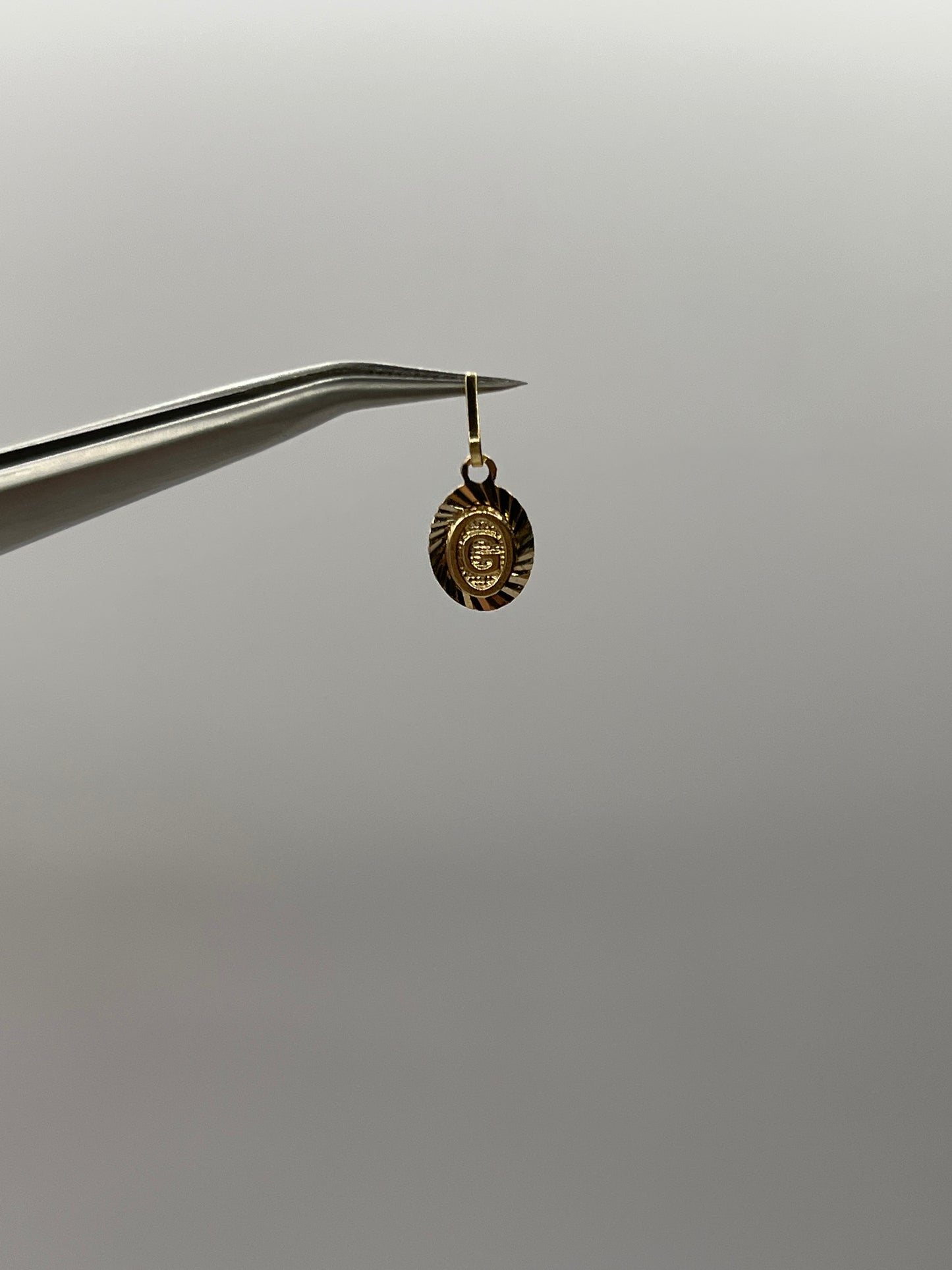 Dije Letra G Oro amarillo 18k 0,46 Gr / 7,5 mm / 1 Cm
