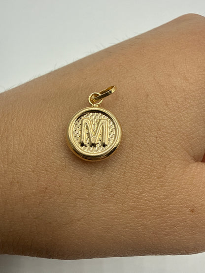 Dije Letra M Oro amarillo 18k 0,53 Gr / 10 mm / 1 Cm