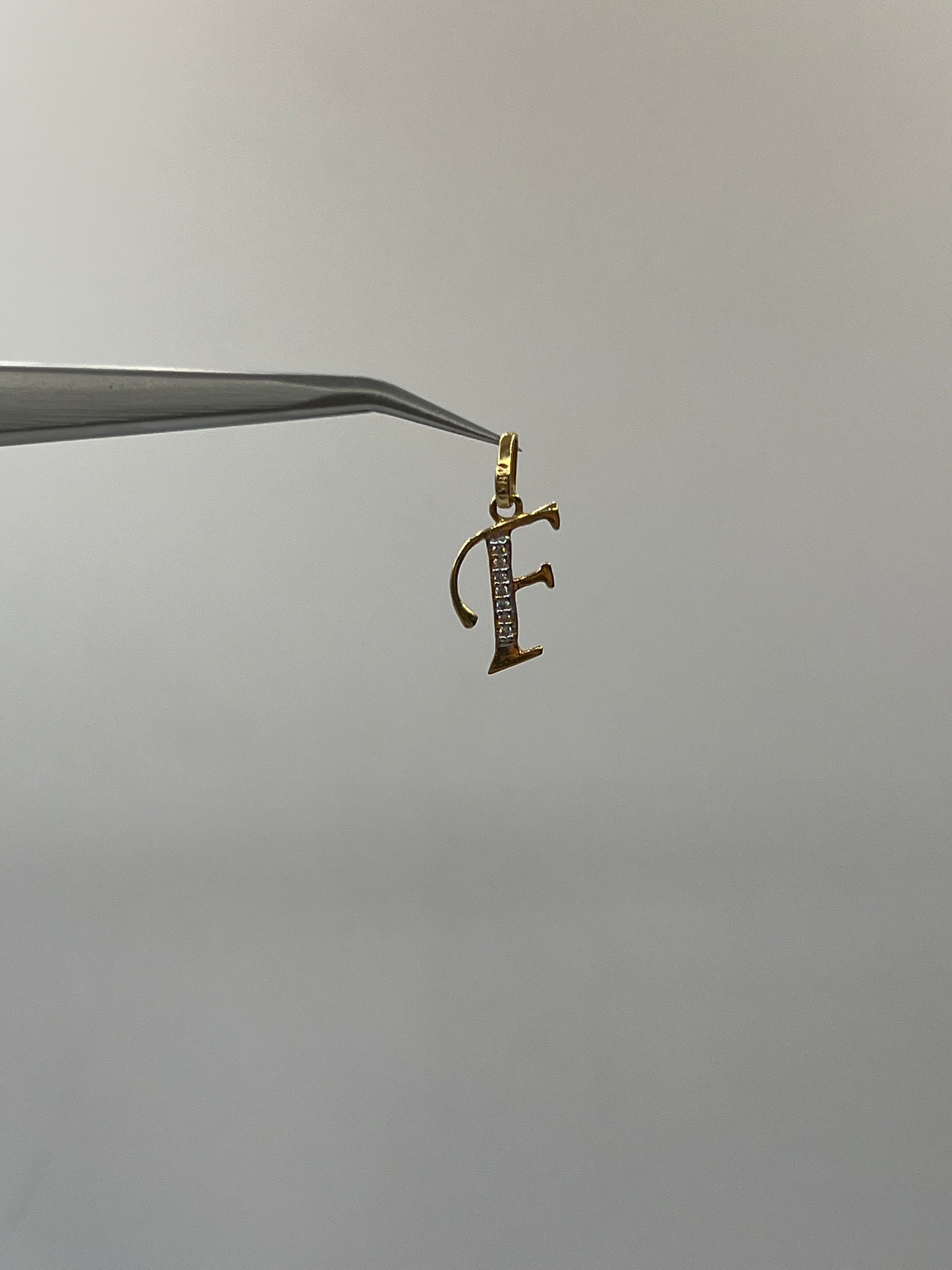 Dije Letra F Circon Blanco Oro amarillo 18k 0,69 Gr / 9,70 mm / 1,55 Cm