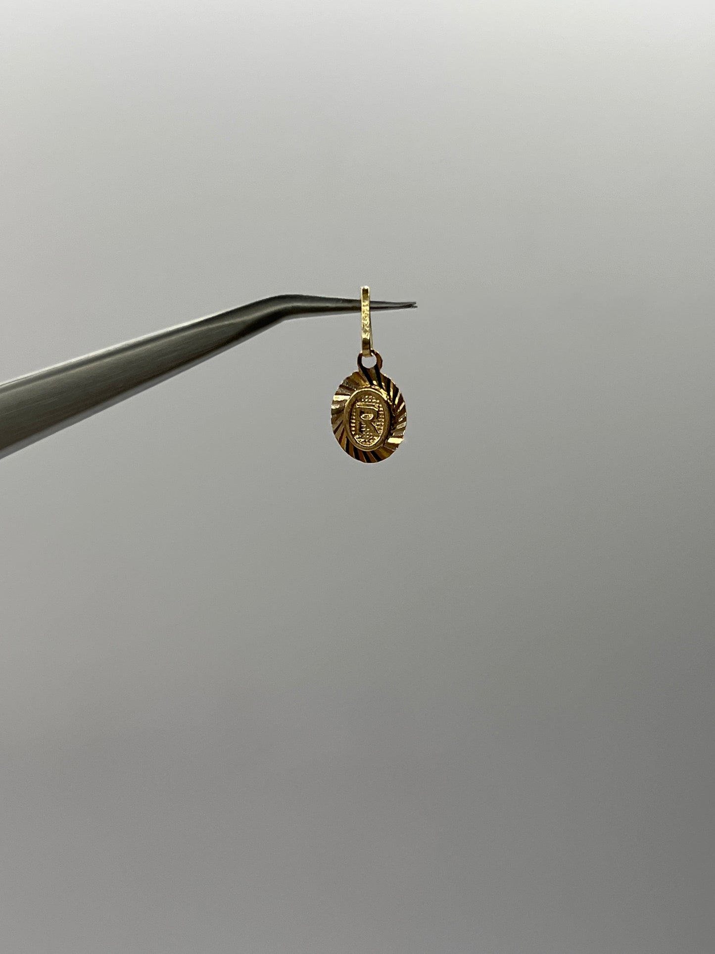 Dije Letra R Oro amarillo 18k 0,45 Gr / 7,5 mm / 1 Cm