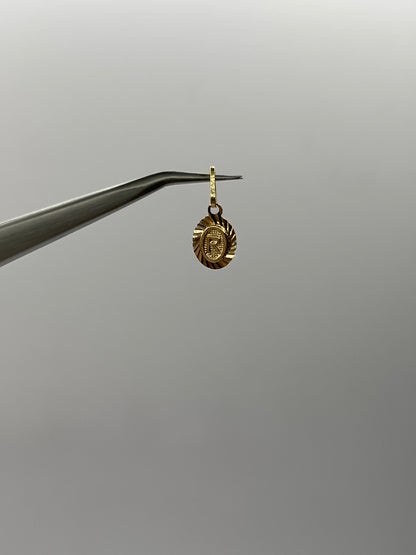 Dije Letra R Oro amarillo 18k 0,45 Gr / 7,5 mm / 1 Cm