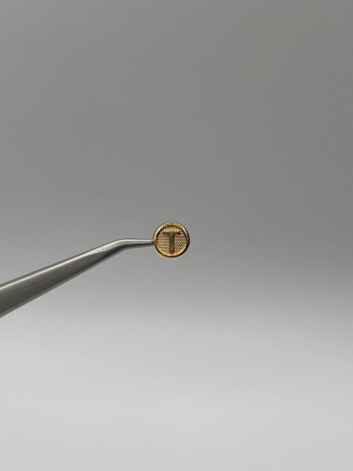 Herraje Letra T Oro amarillo 18k 0,33 Gr / 0,8 Cm