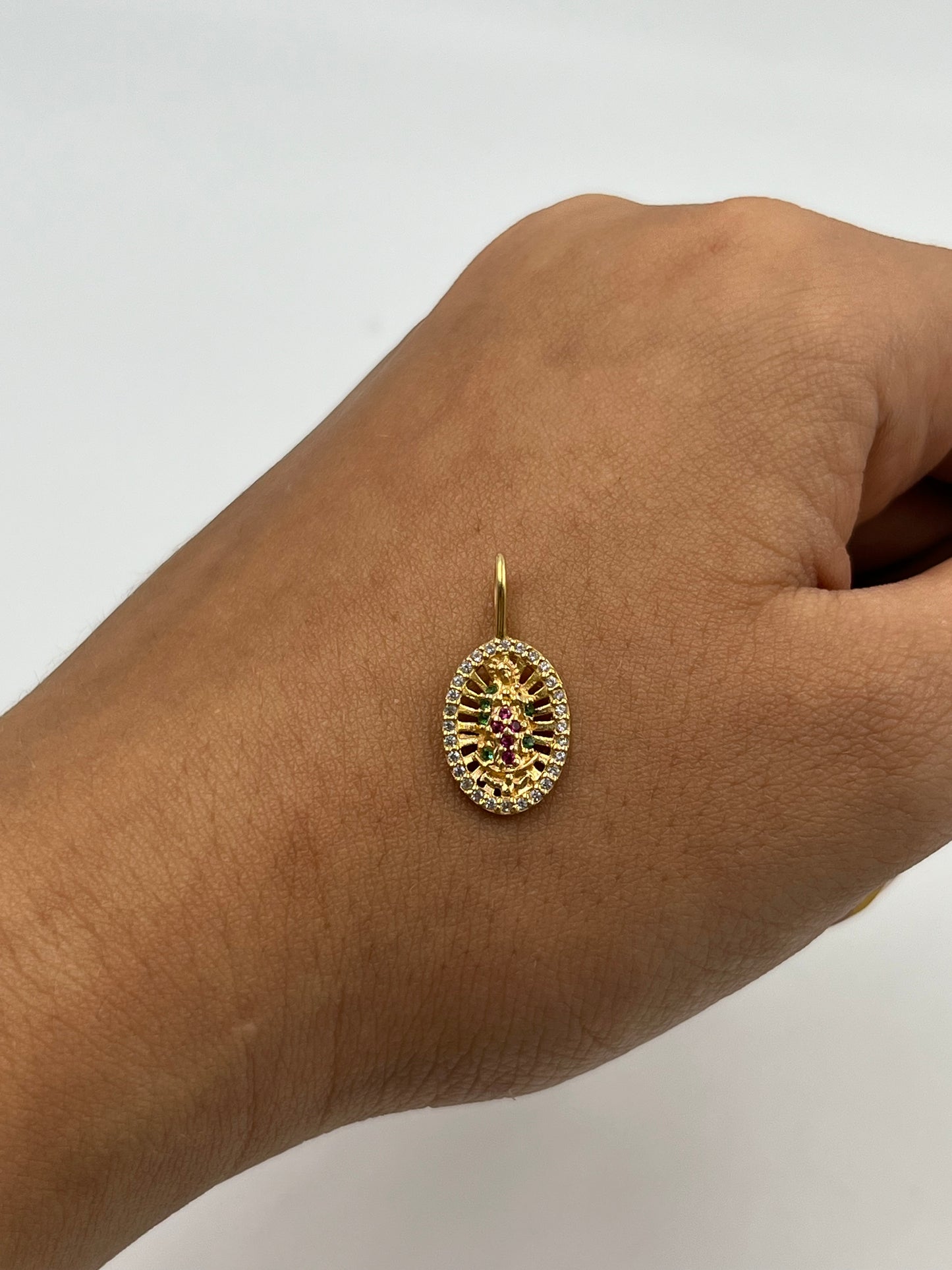 Dije Virgen Guadalupe circon verde y rojo Oro amarillo 18k 1,36 Gr / 10 mm / 2 Cm