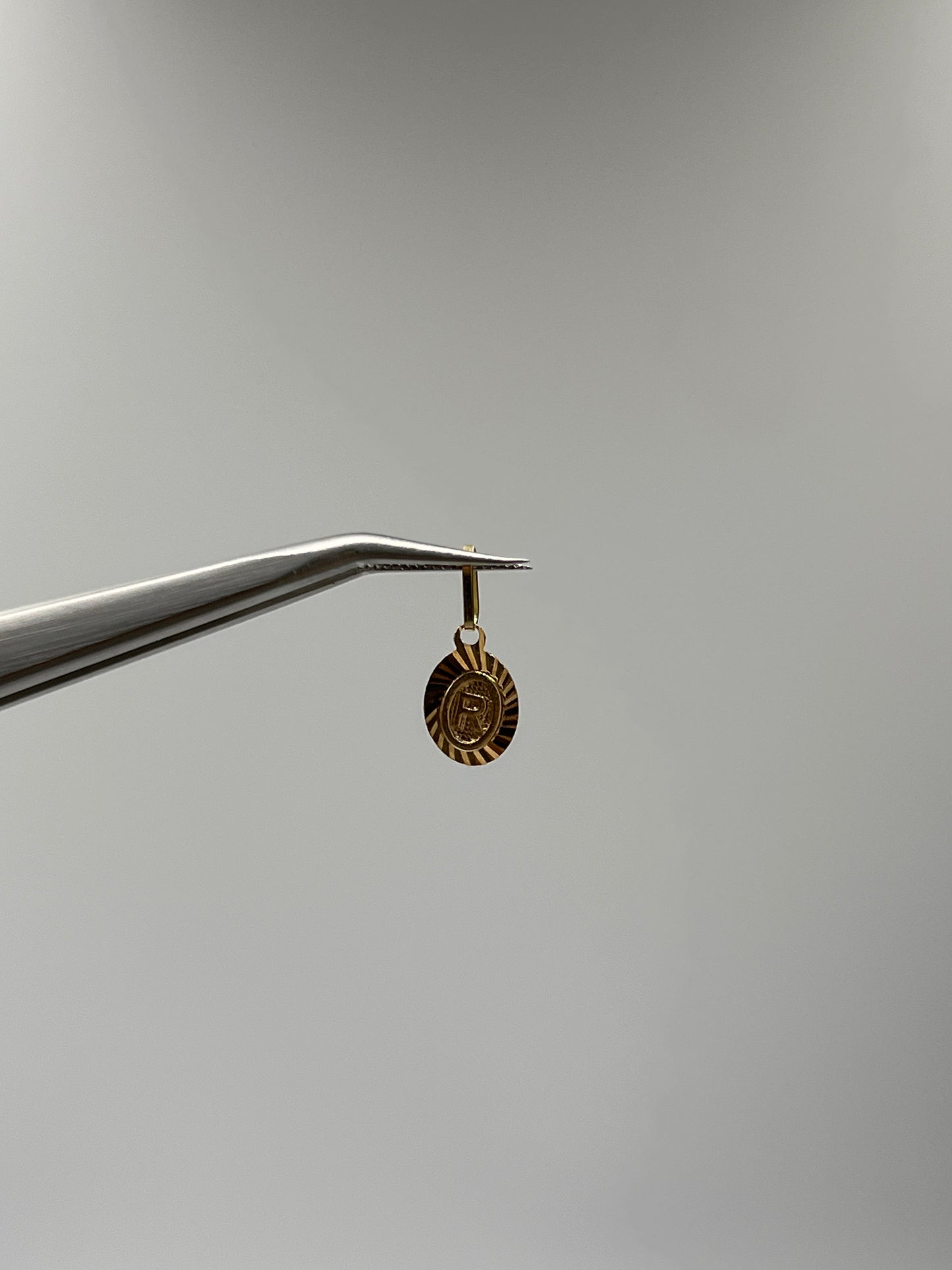 Dije Letra R Oro amarillo 18k 0,46 Gr / 7,5 mm / 0,9 Cm