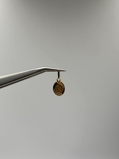 Dije Letra R Oro amarillo 18k 0,46 Gr / 7,5 mm / 0,9 Cm