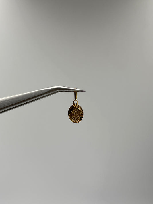 Dije Letra R Oro amarillo 18k 0,46 Gr / 7,5 mm / 0,9 Cm