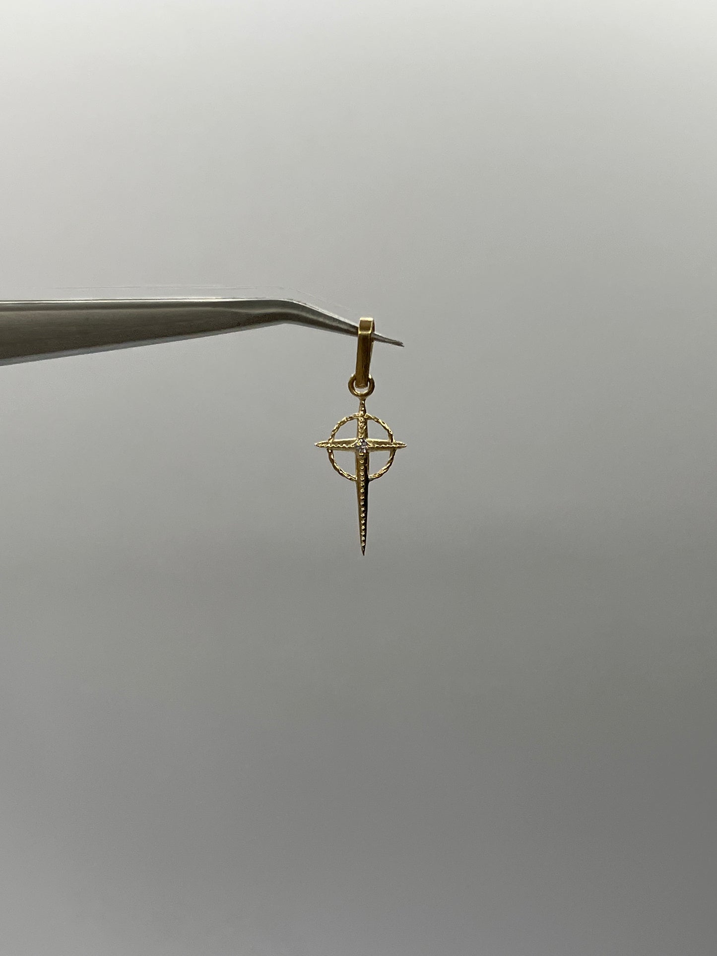 Dije Cruz Circon Blanco Oro amarillo 18k 0,50 Gr / 9,6 mm / 2 Cm