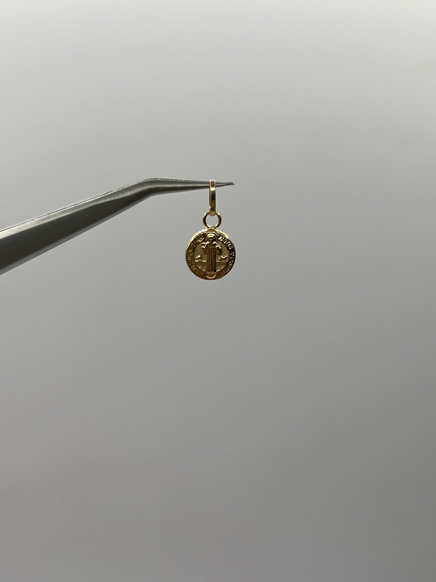 Dije San Benito Oro amarillo 18k 0,44 Gr / 8,2 mm / 0,8 Cm