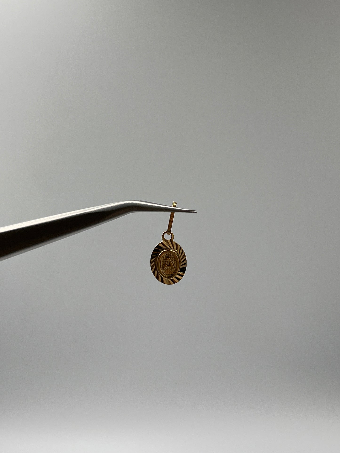 Dije Letra A Oro amarillo 18k 0,45 Gr / 7,5 mm / 0,9 Cm