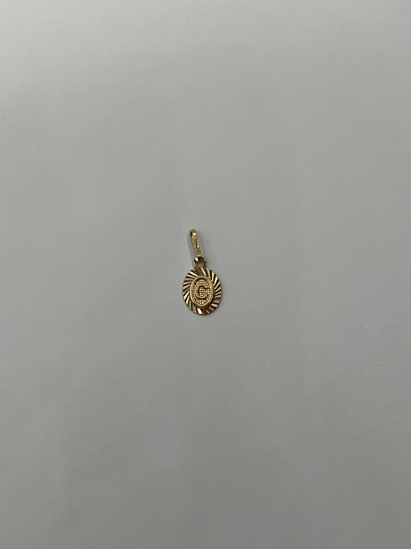 Dije Letra C Oro amarillo 18k 0,44 Gr / 7,5 mm / 1 Cm
