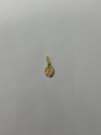 Dije Letra C Oro amarillo 18k 0,44 Gr / 7,5 mm / 1 Cm