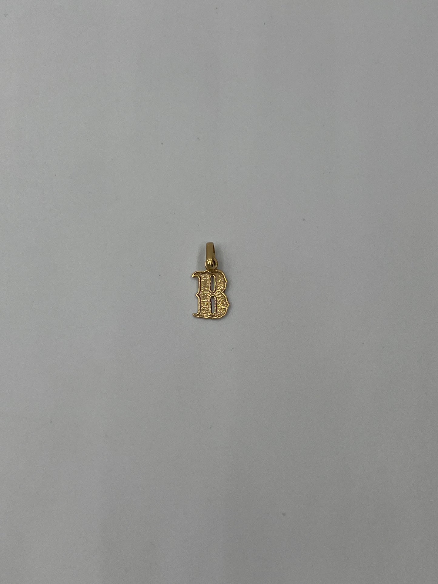 Dije Letra B Oro amarillo 18k 0,53 Gr / 7,80 mm / 1,2 Cm
