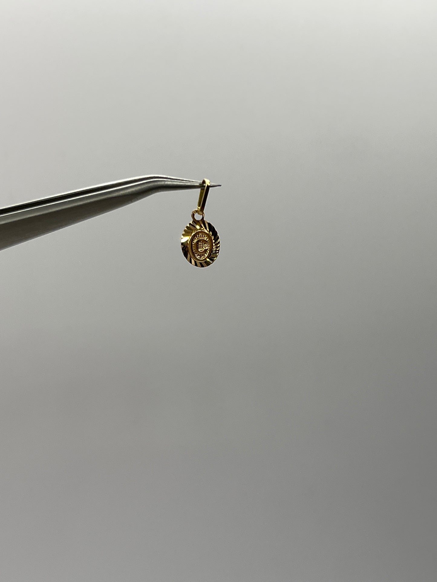 Dije Letra C Oro amarillo 18k 0,44 Gr / 7,5 mm / 1 Cm